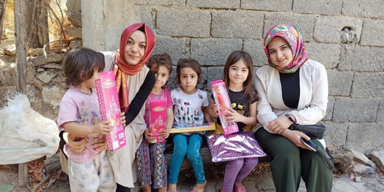 Kahramanmaraş'ta köy çocuklarına kırtasiye ve oyuncak yardımı