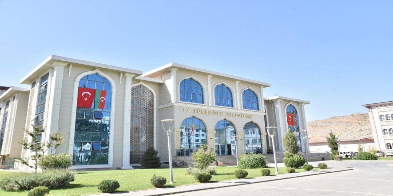 Türkoğlu Belediye binasına Azerbaycan bayrağı asıldı