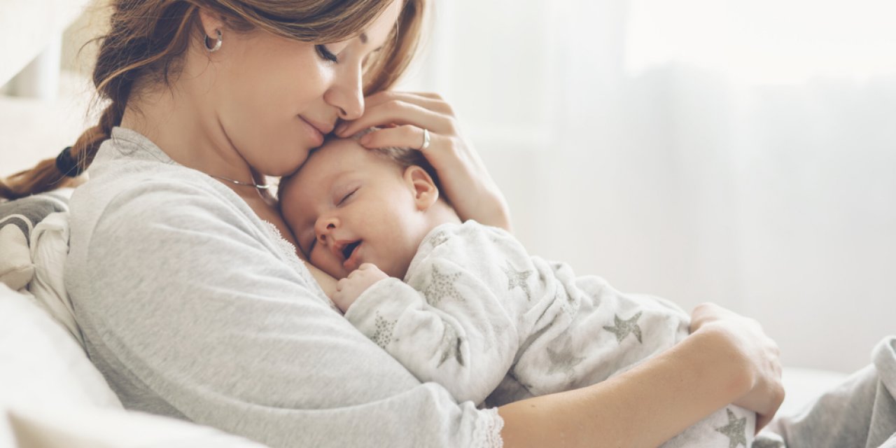 Bebeğin ilk aşısı anne sütü