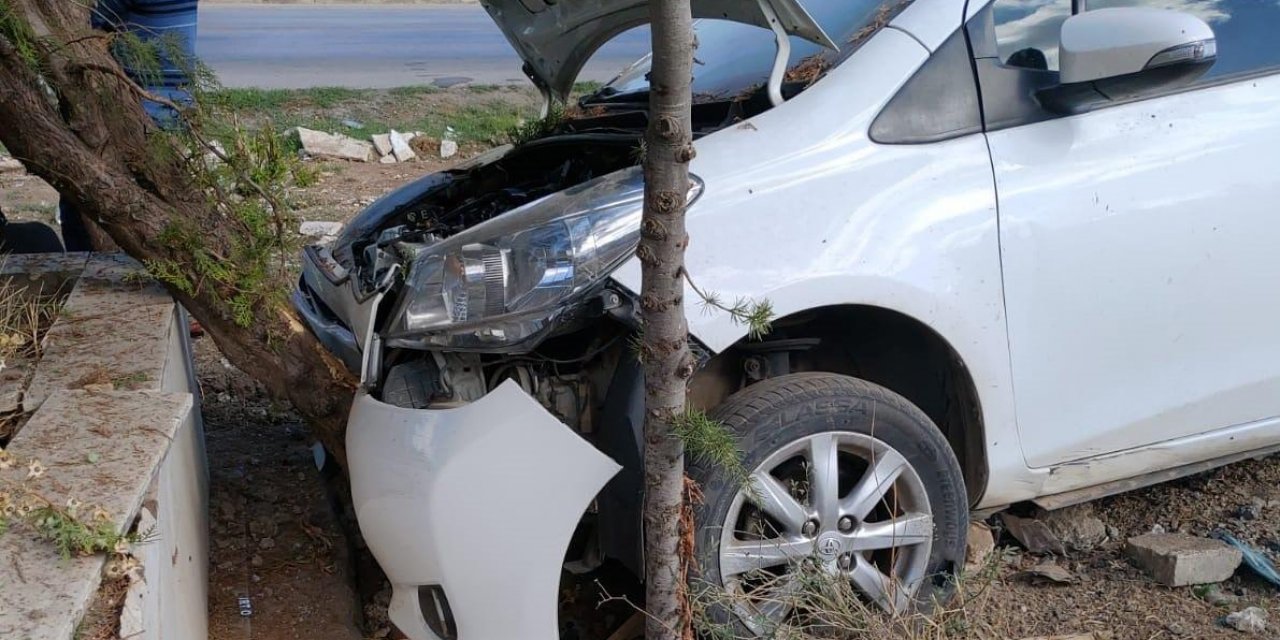 Kahramanmaraş’ta trafik kazası! Kaz sürüsüne çarpmamak isterken ağaca çarptı