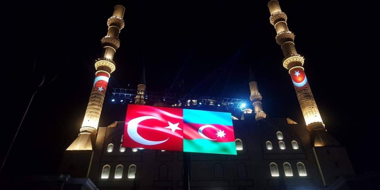 Abdulhamidhan Cami’ni Azerbaycan ve Türk bayrağı aydınlattı