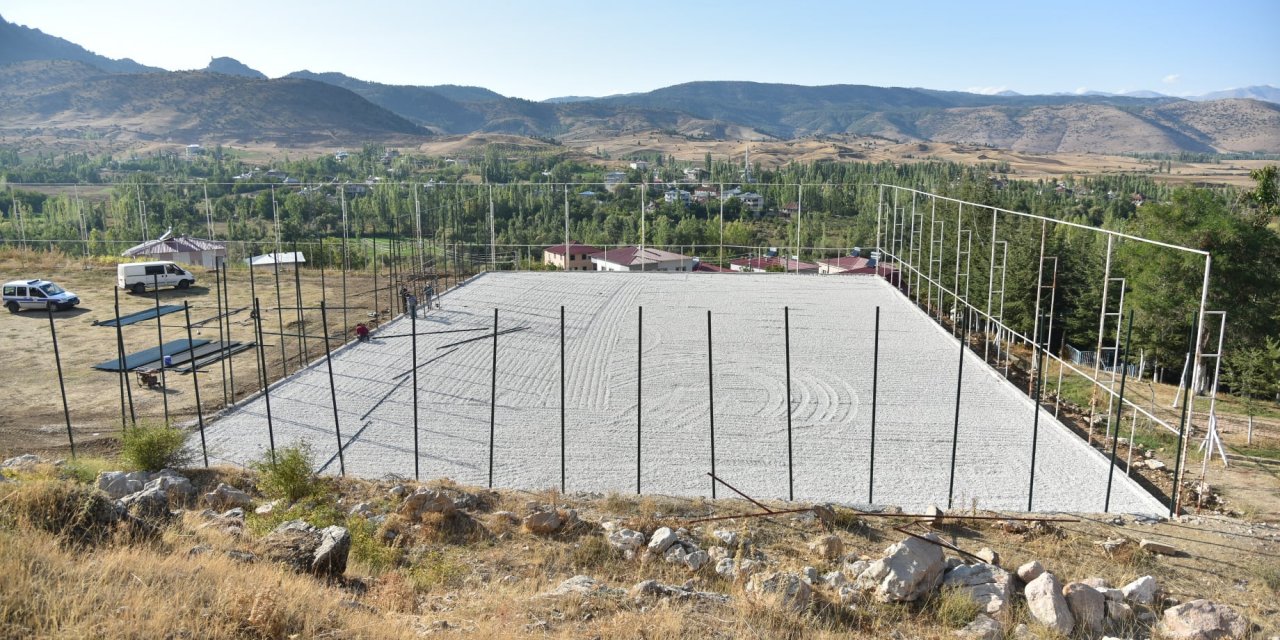 Göksun Belediyesi ilçeye 11’nci halı sahayı kazandırıyor