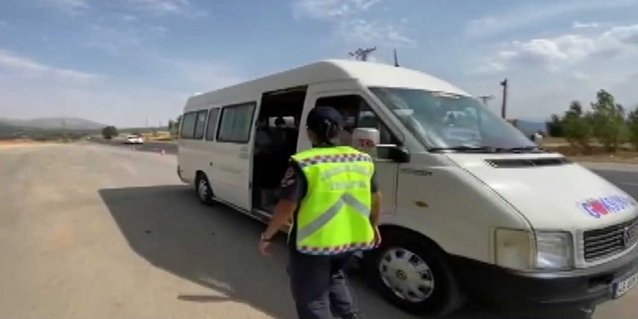 Kahramanmaraş'ta jandarma ekipleri minibüsleri denetliyor