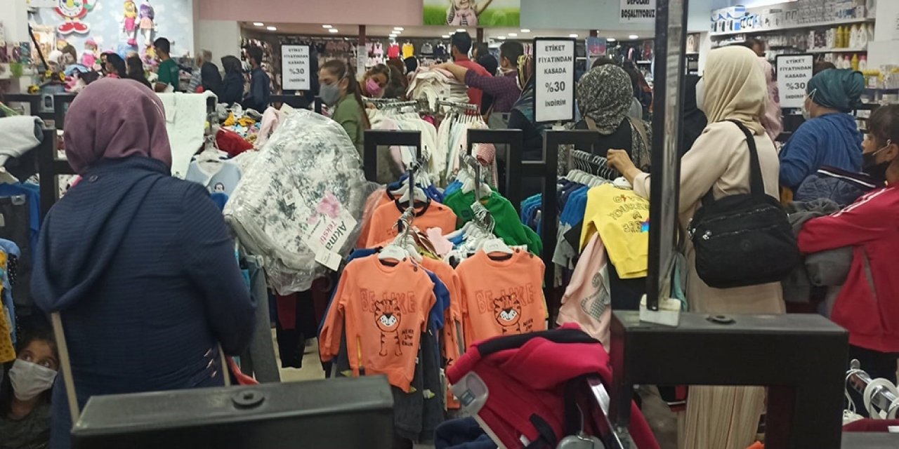 Alışveriş yaparken sosyal mesafeyi unuttular