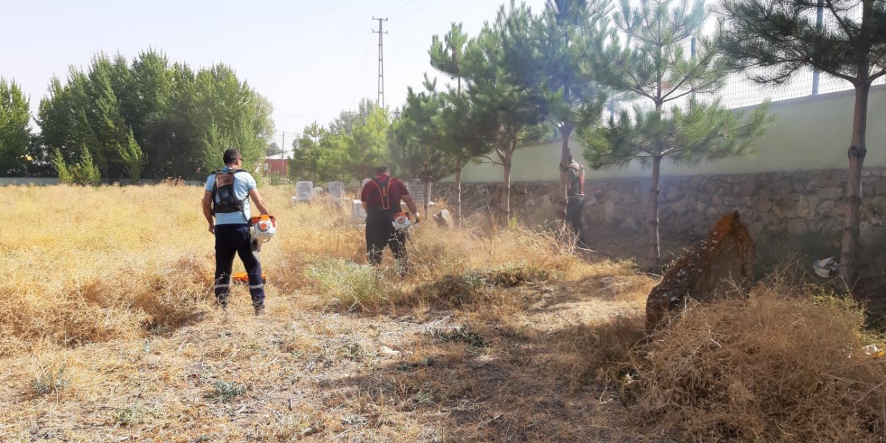 Elbistan’da mezarlıkların bakımı yapılıyor