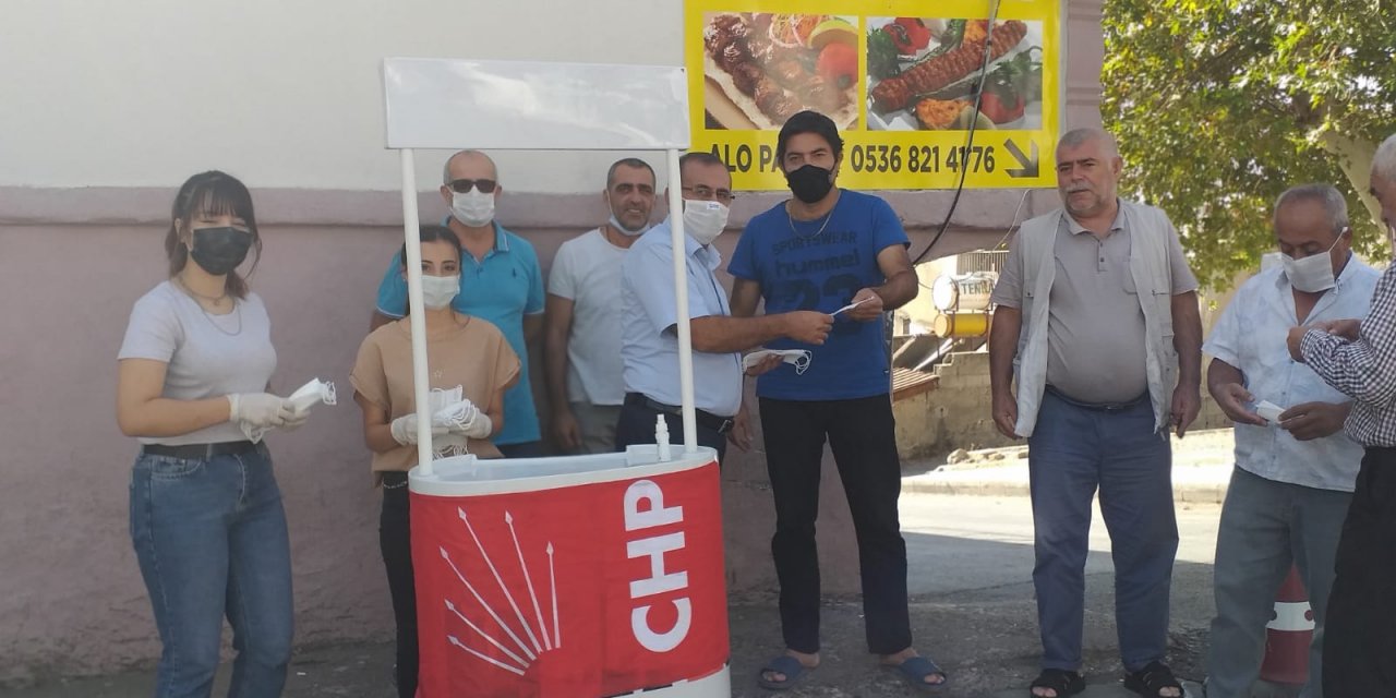 CHP Onikişubat teşkilatı maske dağıttı