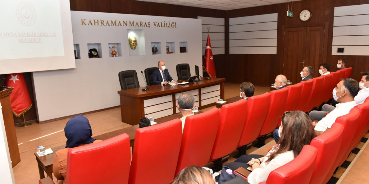 Vali Coşkun, kadına yönelik şiddetle mücadele kapsamında muhtarlarla bir araya geldi