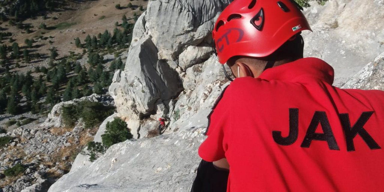 Kahramanmaraş'ta kayalıklarda mahsur kalan keçileri jandarma kurtardı