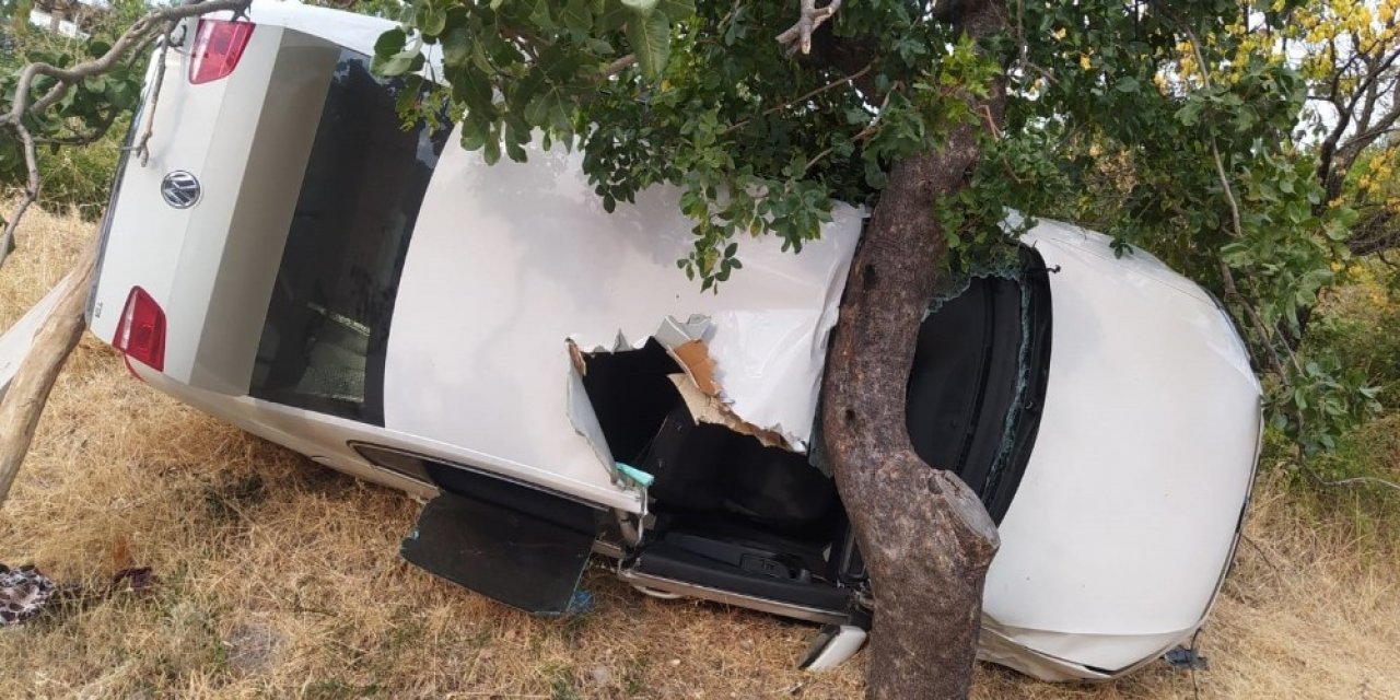 Kahramanmaraş'ta şarampole yuvarlanan araçtaki 3 kişiyi itfaiye kurtardı