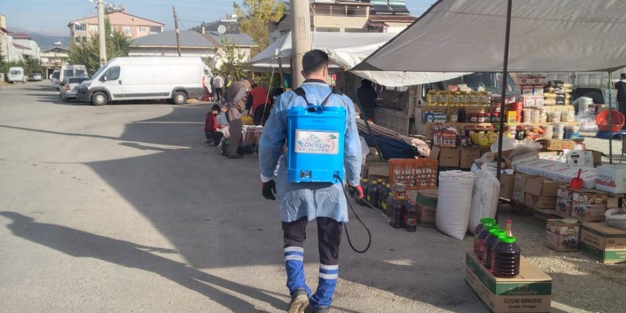 Göksun’da halkın yoğun olduğu yerler dezenfekte ediliyor