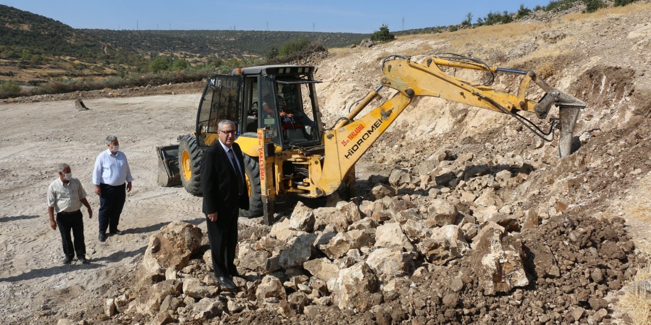 Pazarcık’ın Beşçeşme mahallesine halı saha inşa ediliyor