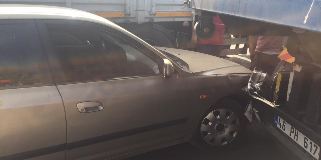 Kahramanmaraş’ta otomobil kamyon ile tırın arasında kaldı