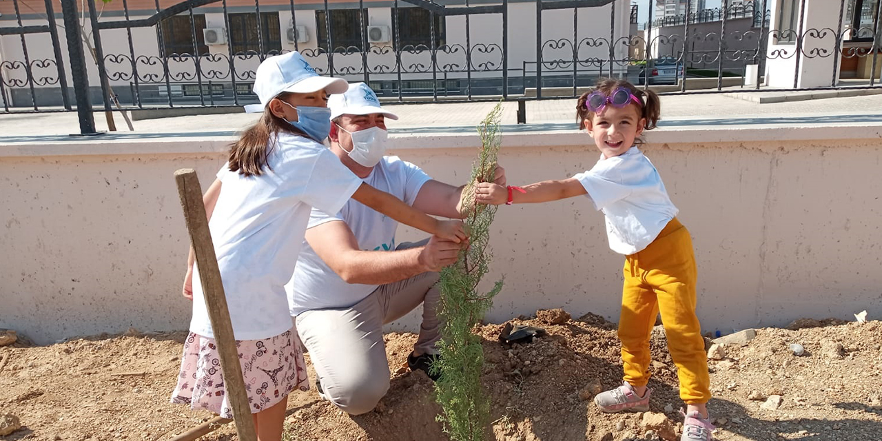 Kahramanmaraş'ta Öğrenciler ağaç diktiler