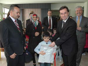 5 Yaşında Sergi Açtı