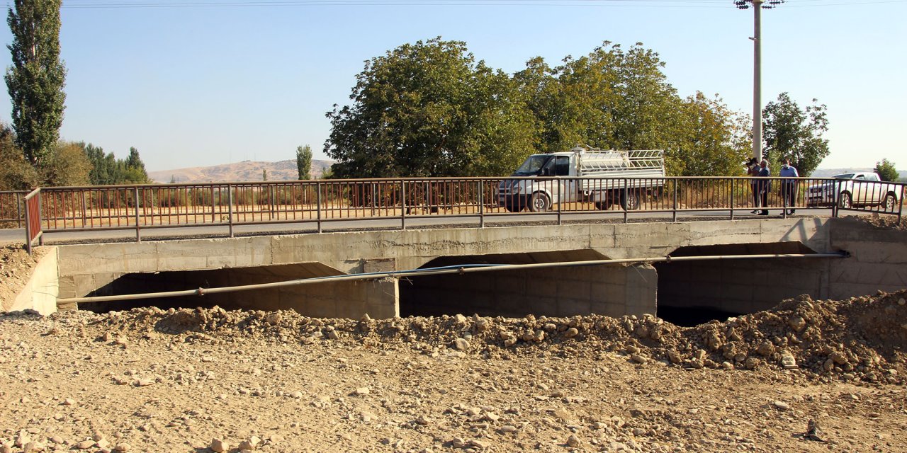 Çağlayancerit’teki Bozlar Köprüsü ulaşıma açıldı