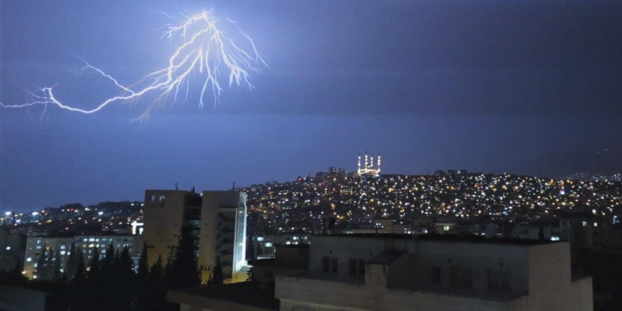 Kahramanmaraş'ta şimşekler gökyüzünü aydınlattı