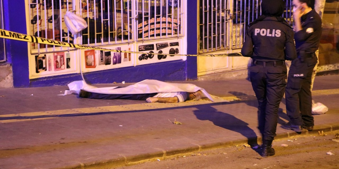 YAŞLI ADAM KALDIRIMDA ÖLÜ BULUNDU