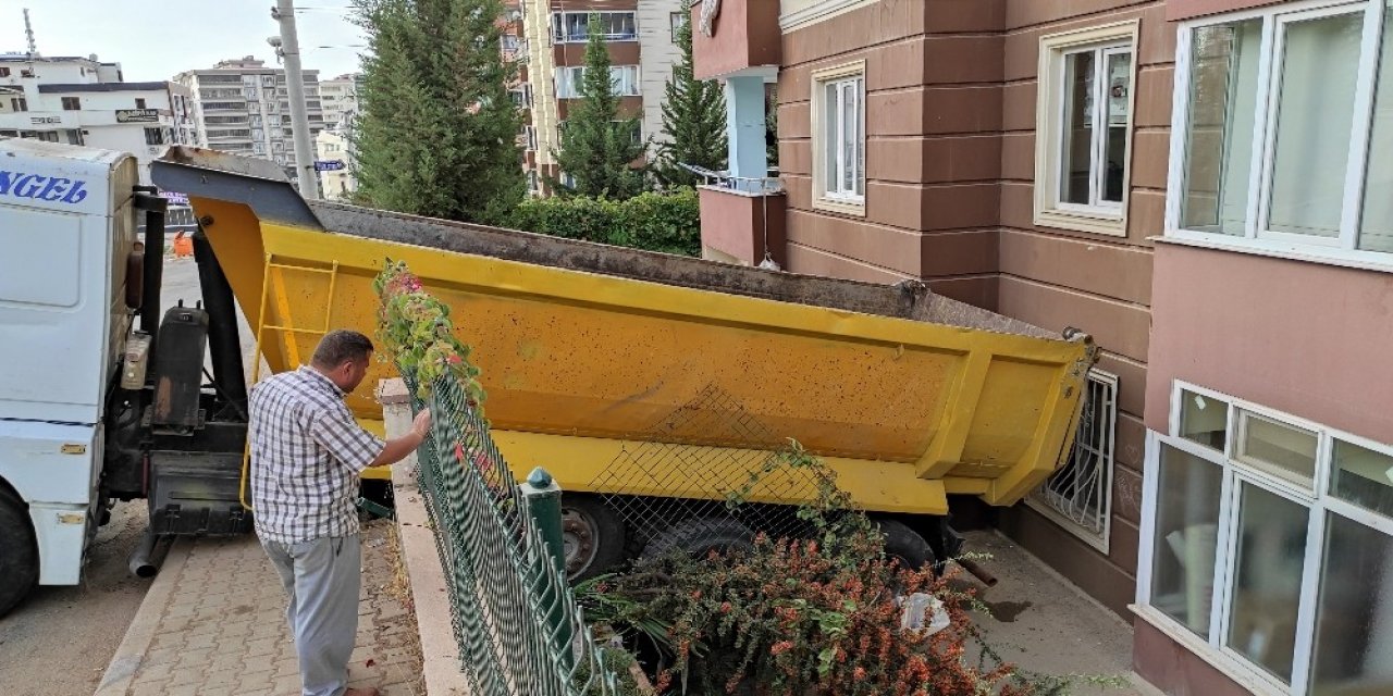 Kahramanmaraş'ta freni boşalan hafriyat kamyonu apartmana girdi