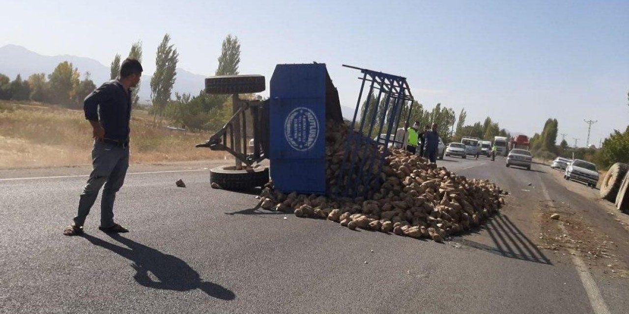 Kahramanmaraş'ta tekeri fırlayan pancar yüklü römork yan yattı