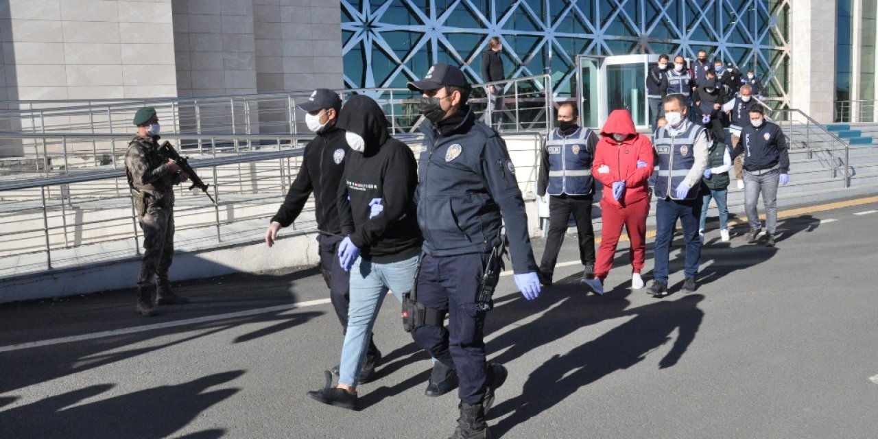 Vatandaşların 1 yılda 14 milyon lirasını dolandıran çete çökertildi