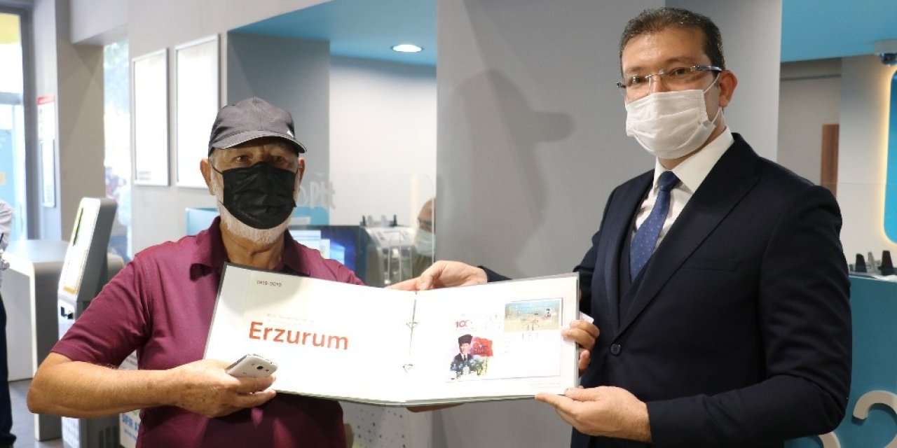 Kahramanmaraş'ta PTT 180. müşteriye pul ve zarf albümü hediye etti