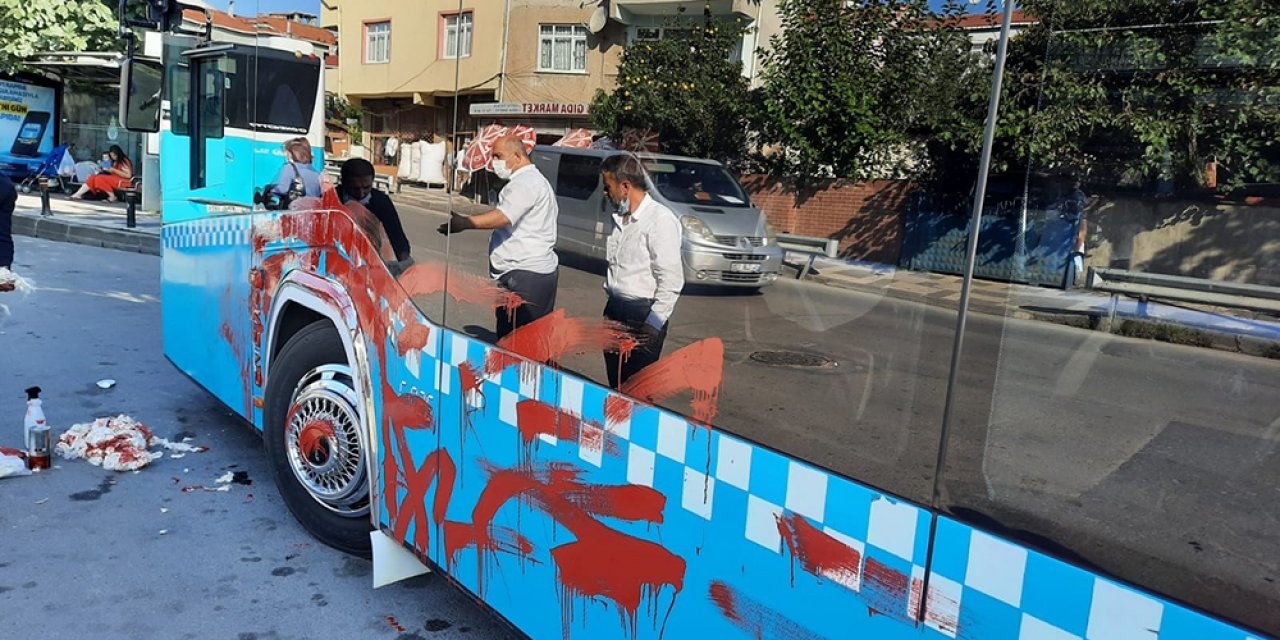 Şoföre kızdı, otobüsü yumrukladı, kırmızıya boyadı