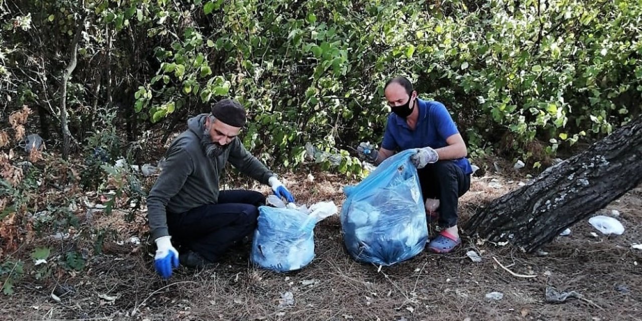 Kahramanmaraş'ta iki arkadaş piknikçilerin çöplerini topladılar