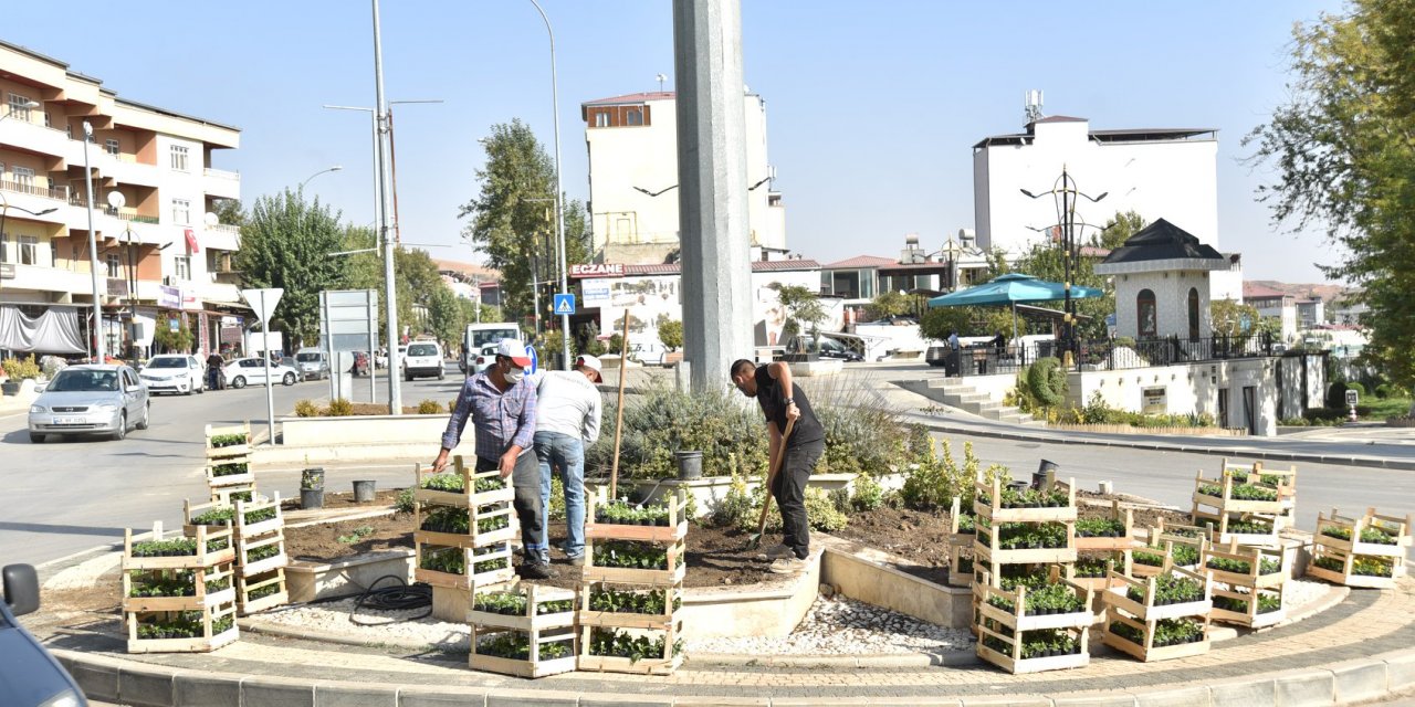 Türkoğlu caddeleri mevsimlik çiçeklerle donatılıyor