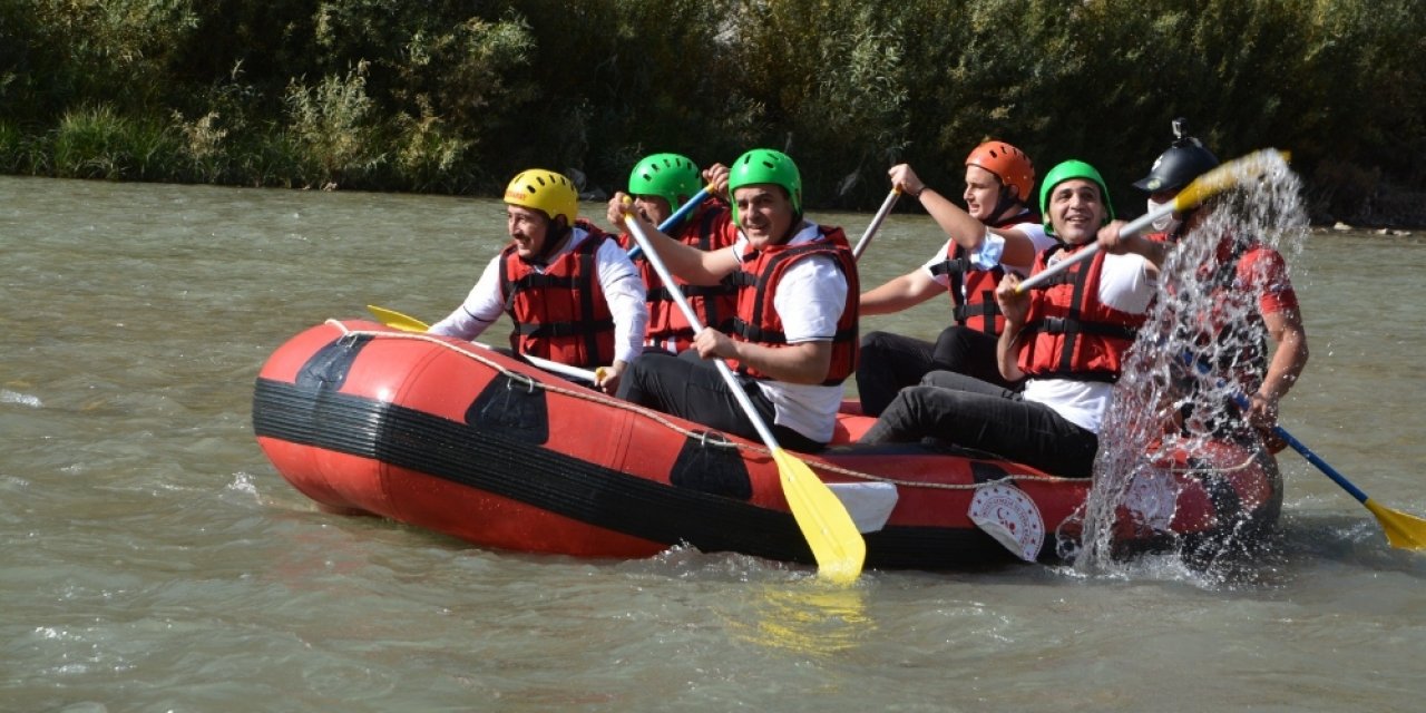 Terörün bittiği Hakkari’de rafting heyecanı