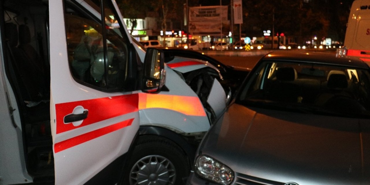 Kahramanmaraş'ta ambulans ile otomobil çarpıştı: 6 yaralı