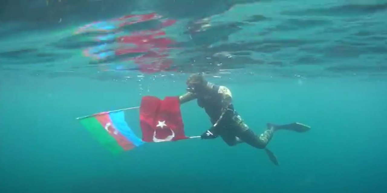 Türk ve Azerbaycan bayraklarıyla dalış yaptı