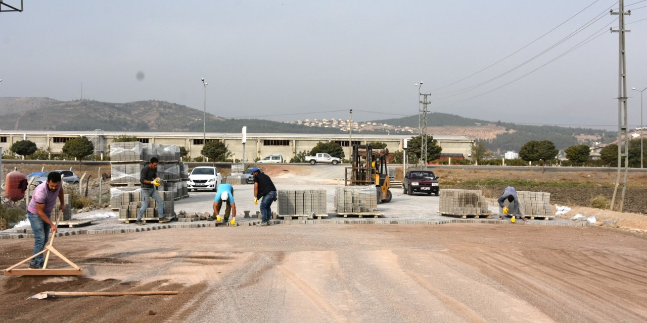 Türkoğlu Belediyesi ilçede kilit parke ve çevre düzenlemesi yapıyor