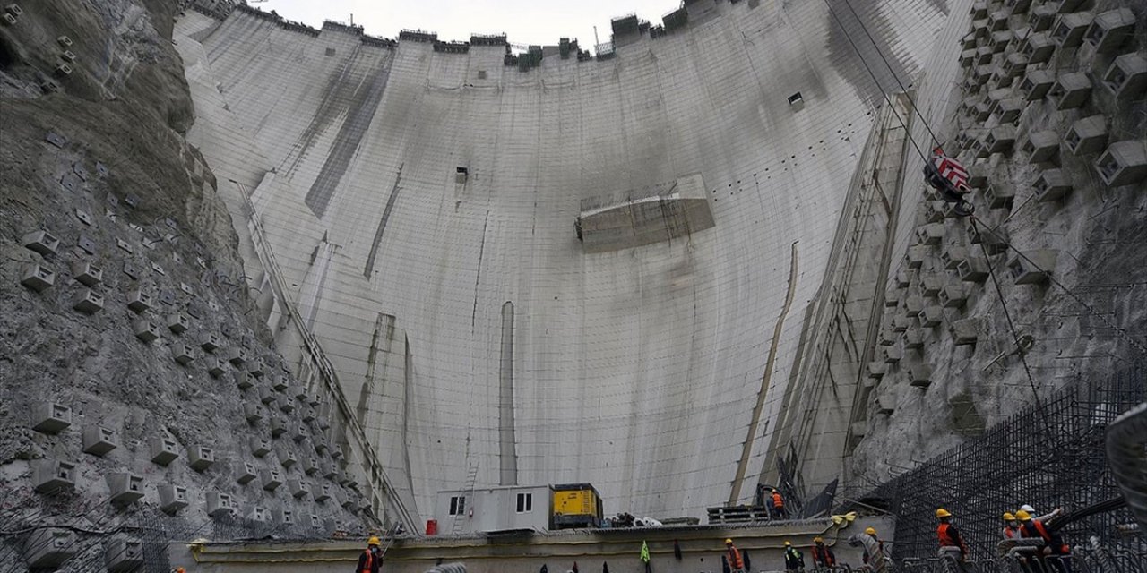Yusufeli Barajı'nın gövde yüksekliğinde 244 metreye ulaşıldı