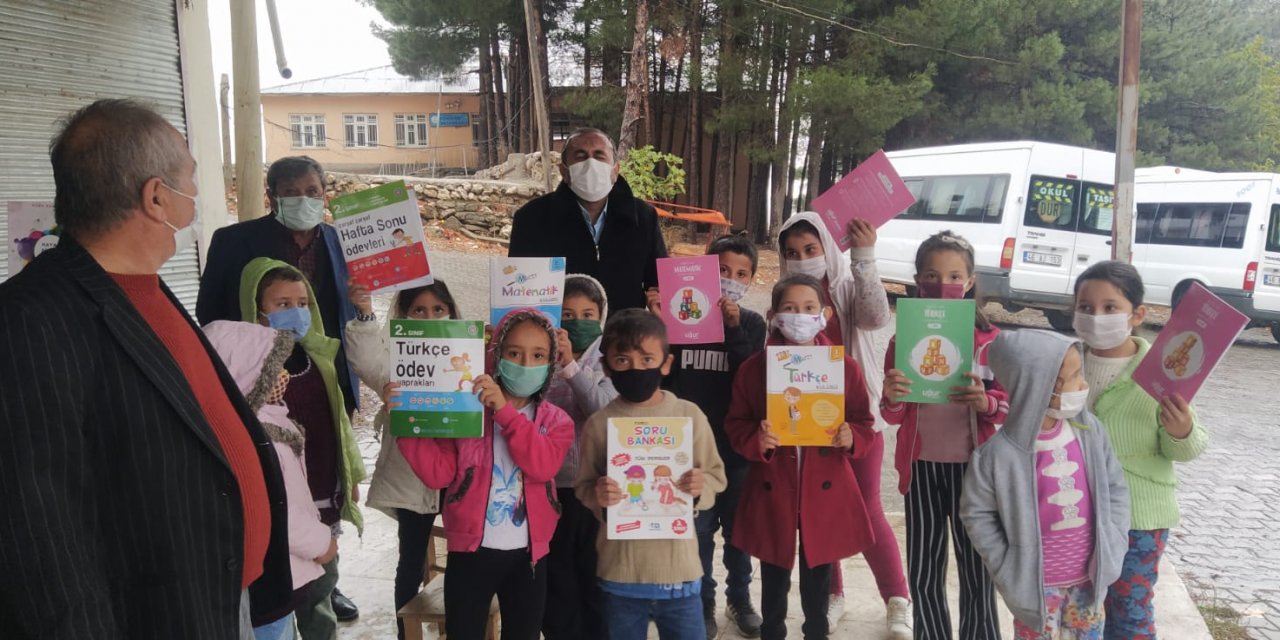 CHP Onikişubat İlçe Başkanı köy çocuklarına kitap dağıttı
