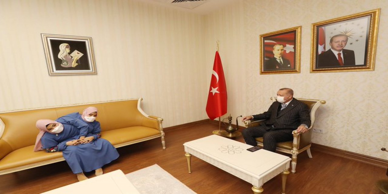 Cumhurbaşkanı Erdoğan, siyam ikizleri Ayşe ve Sema Tanrıkulu ile bir araya geldi