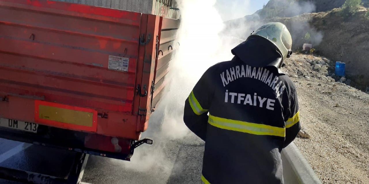Kahramanmaraş'ta inşaat malzemesi yüklü tır seyir halinde alev aldı