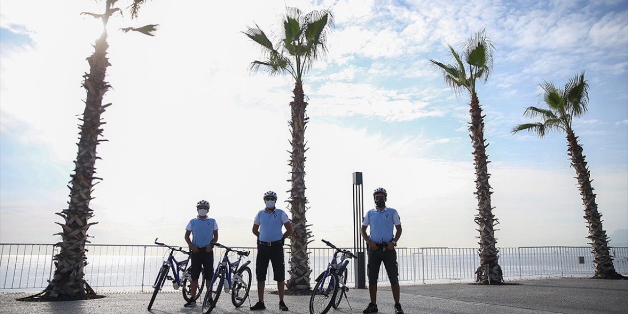 Konyaaltı Sahili'nde Kovid-19 denetimleri 'bisikletli martı timleri'ne emanet