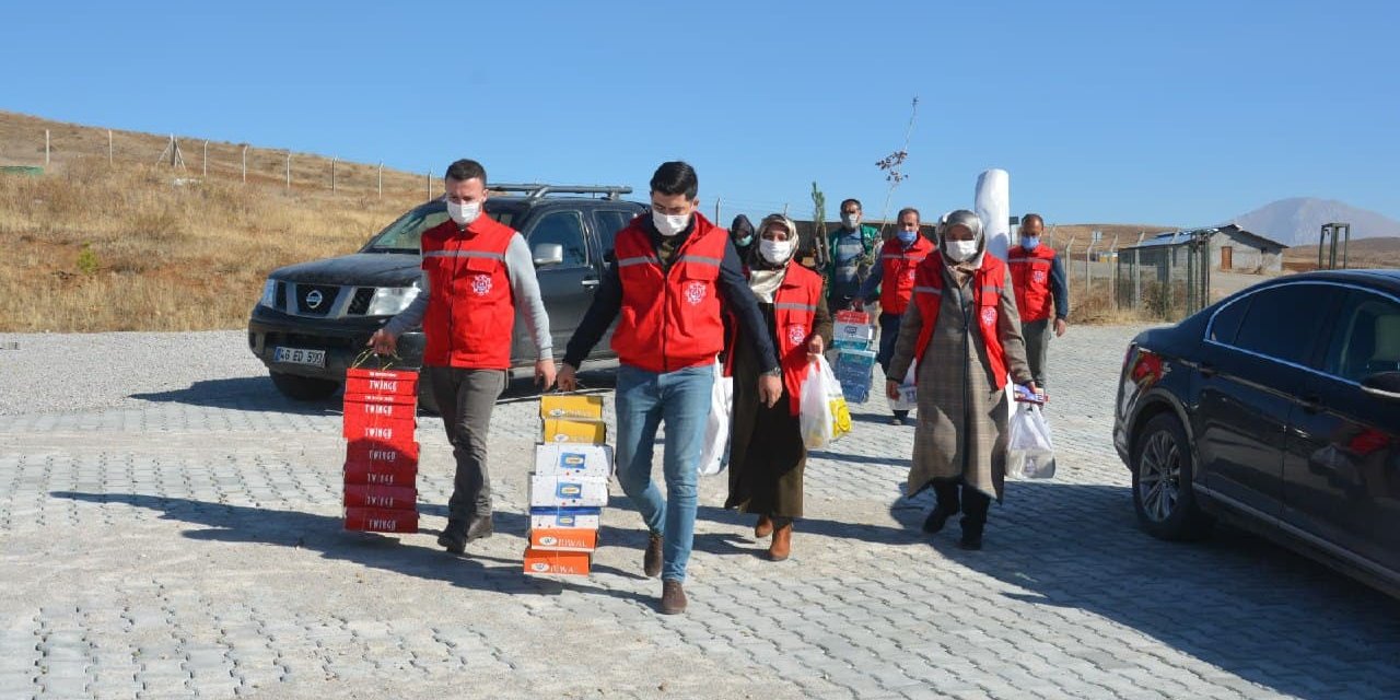 Elbistan Belediyesi öğrencilere kışlık ayakkabı hediye etti