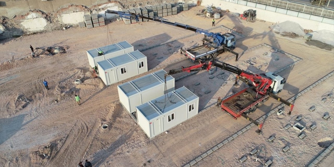 İzmir'de geçici barınma merkezine ilk konteynerler geldi