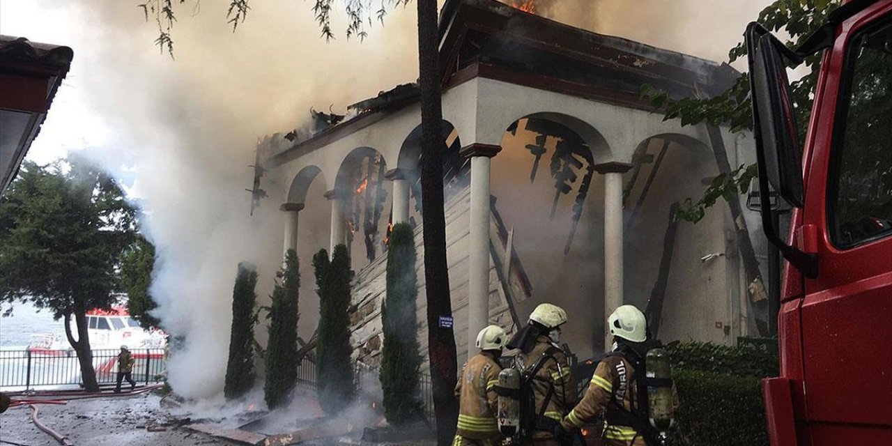 Üsküdar'daki yangında tarihi cami kullanılamaz hale geldi