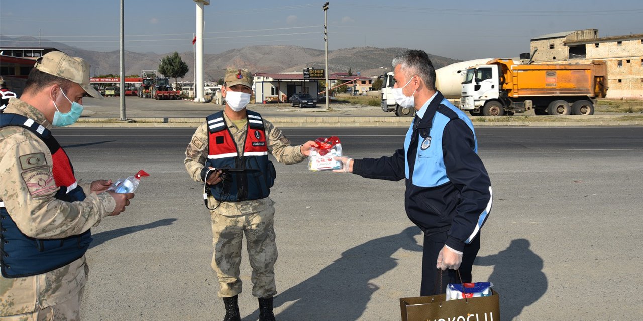 Türkoğlu Belediyesi askerlere hijyen seti dağıttı