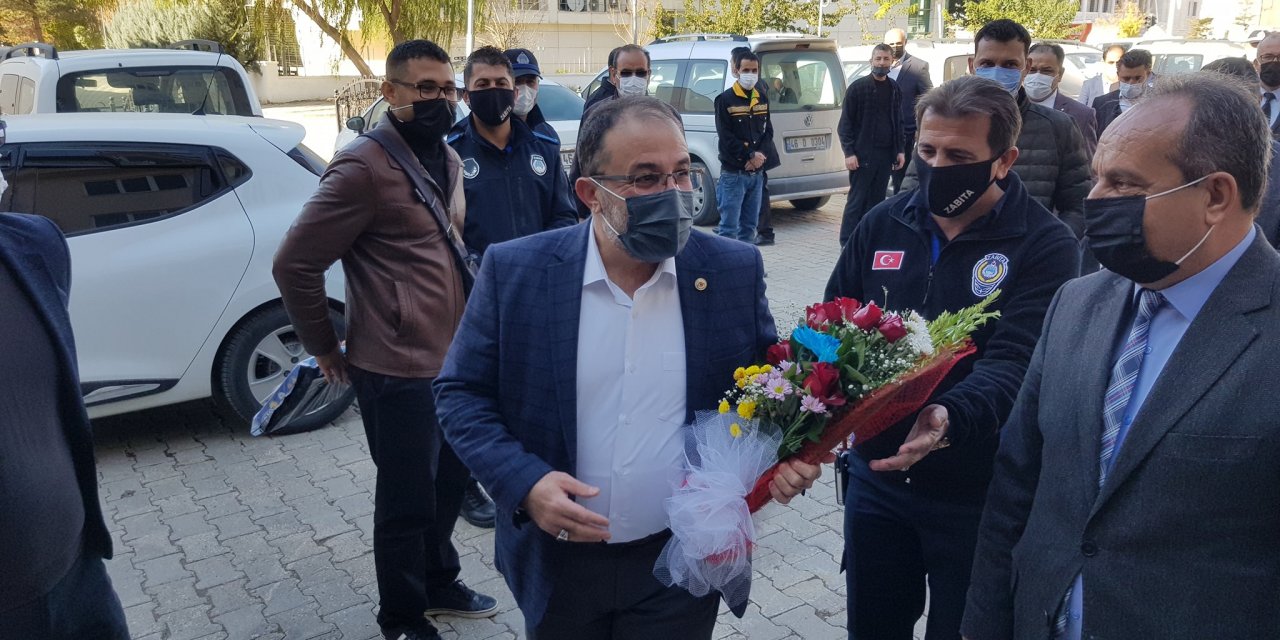 Covid-19 tedavisi tamamlanan Afşin Belediye Başkanı çiçeklerle karşılandı