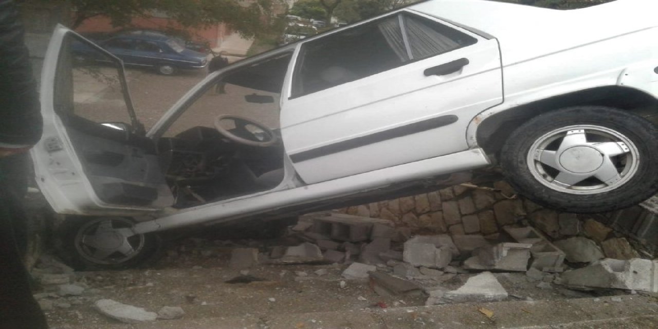 Kahramanmaraş'ta trafik kazası! Araç kaldırıma saplandı