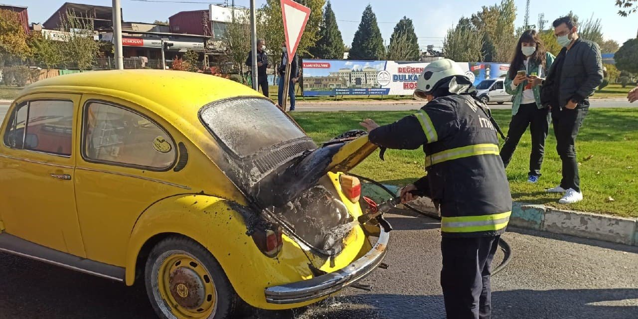 Kahramanmaraş'ta klasik otomobil seyir halinde alev aldı