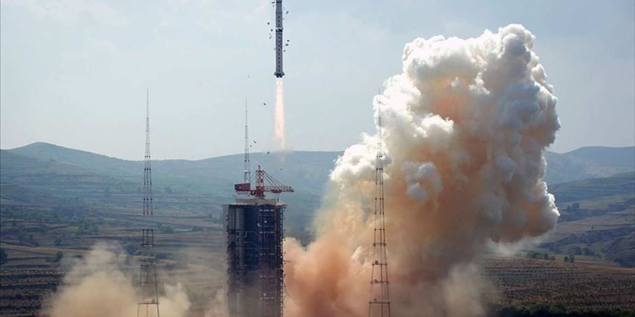 Çin, Ay'dan örnek toplayacak Chang'e 5 aracını uzaya fırlattı