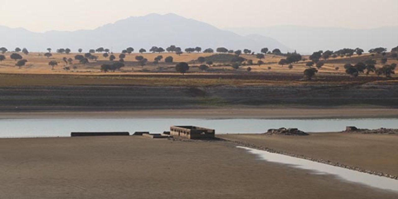 Kahramanmaraş'ta su altında kalan köy kuraklık sonrasında gün yüzüne çıktı