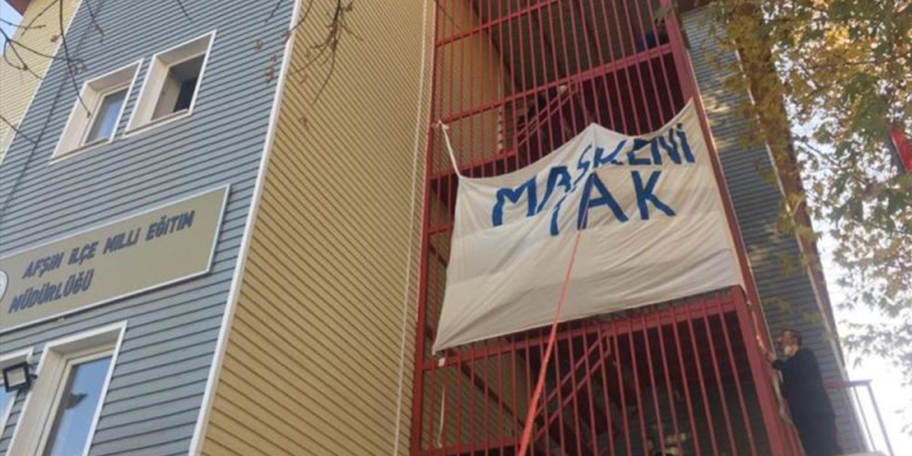 Afşin'de kamu binalarına "Maskeni tak" yazılı pankart asıldı