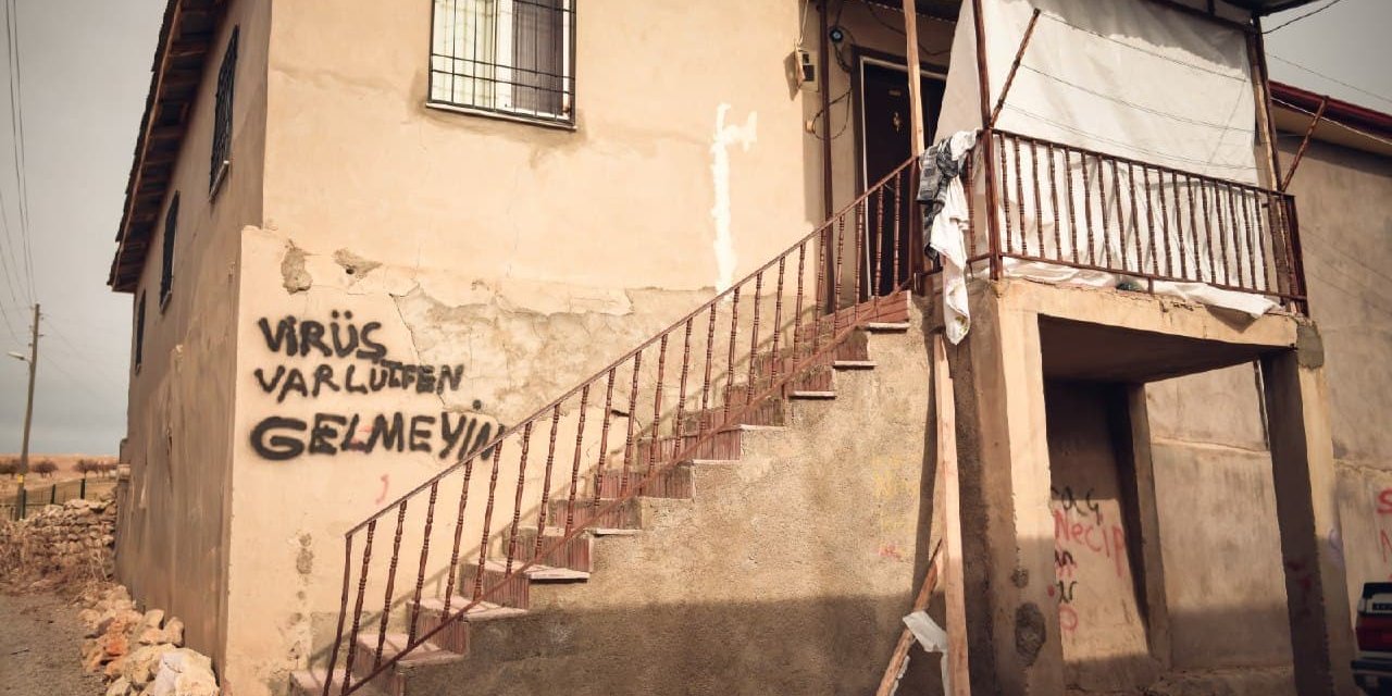 Elbistan’da koronavirüse yakalanan vatandaş evine ‘Virüs var lütfen gelmeyin’ yazdı
