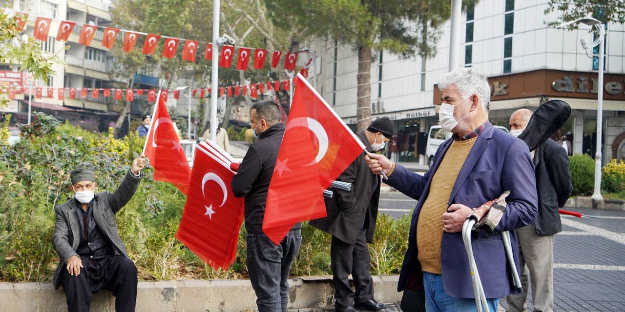 Kahramanmaraş'ta Bayrak Olayı’nın 101. yıl dönümü anısına Türk bayrağı dağıtıldı