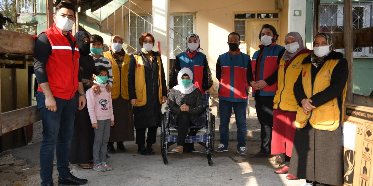 Elbistan’da engelli vatandaşlara tekerlekli sandalye verildi